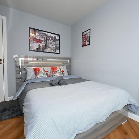 2 Bedroom Flat In Wood Green Piccadilly Line Londra Esterno foto