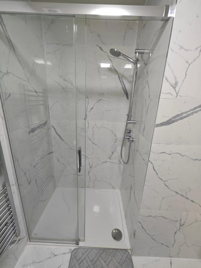 2 Bedroom Flat In Wood Green Piccadilly Line Londra Esterno foto