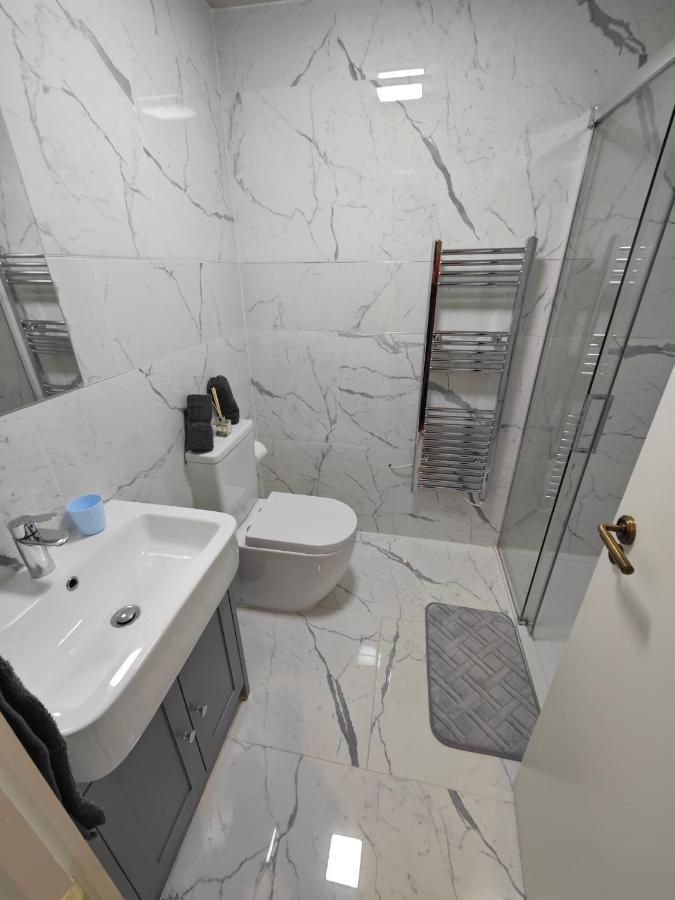 2 Bedroom Flat In Wood Green Piccadilly Line Londra Esterno foto